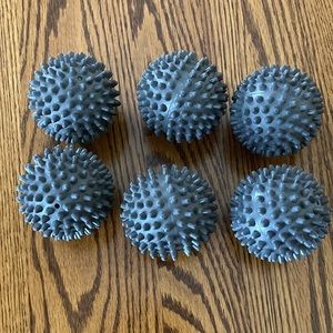 Set of 6 gray dryer balls